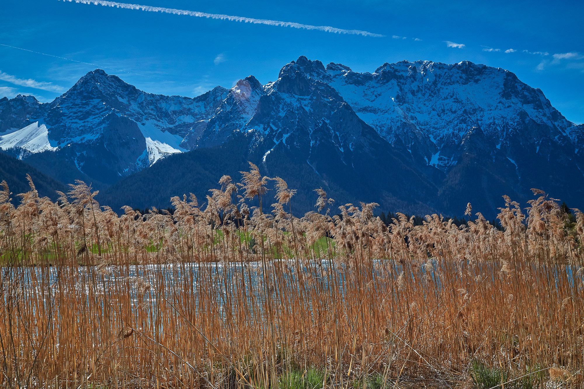 Schmalensee vor dem Karwendelgebirge bei Mittenwald